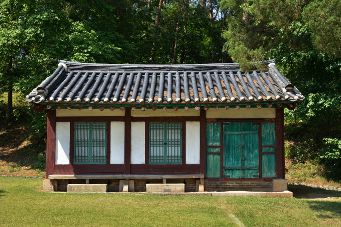 유릉의 수복방 정면